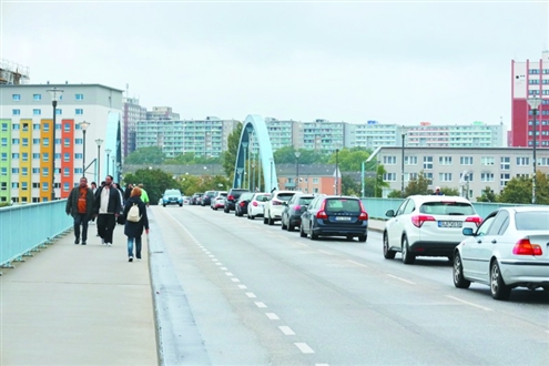 9月16日,在波兰德国边境的奥得河界桥上,从波兰斯武比采向德国方向行驶的车辆大排长龙,反方向则畅通无阻。新华社发